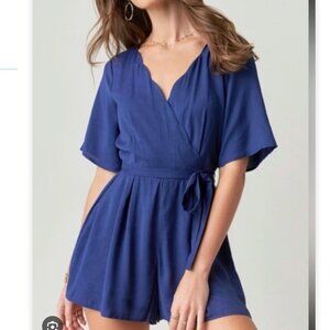 NWT Trixxi Francesca's Women's Size Medium Blue Short Sleeve Scalloped Romper